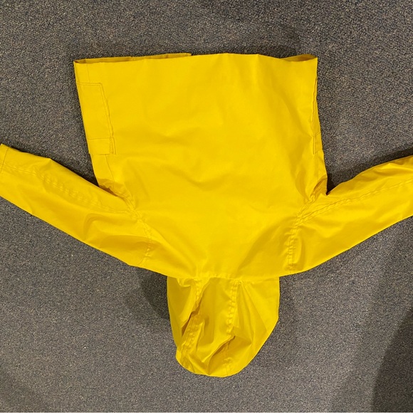 Baby gap yellow rain jacket 12-18 months toggles - Picture 4 of 4
